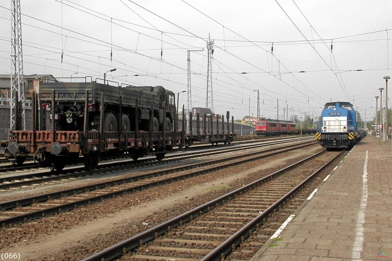 Bahn 066.jpg - Panoramabild mit dem zur Ausfahrt bereiten Güterzug